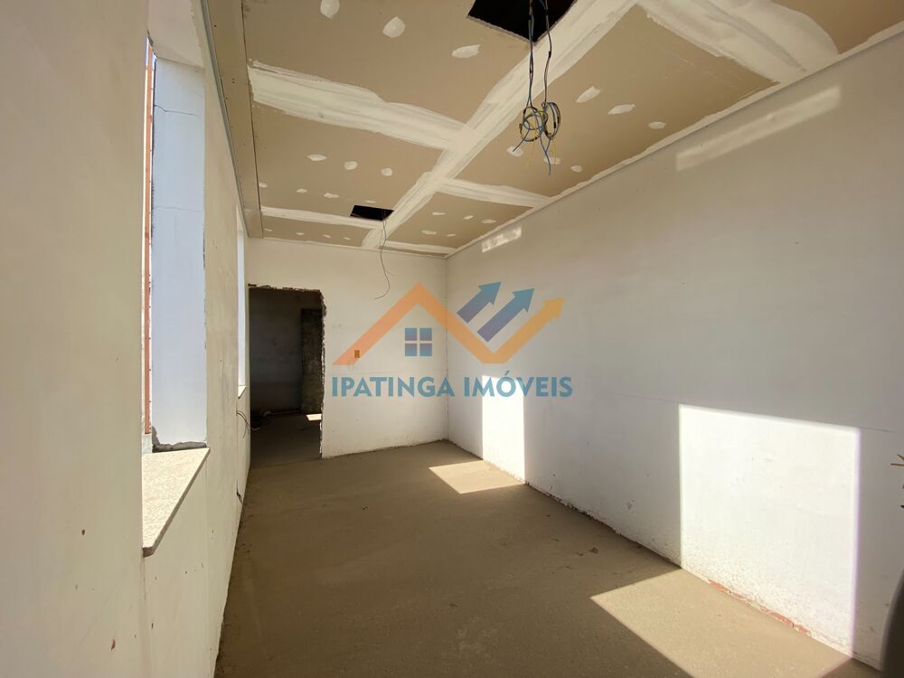 Casa à venda com 4 quartos, 380m² - Foto 2