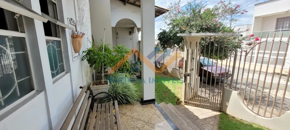 Casa à venda com 4 quartos, 240m² - Foto 1