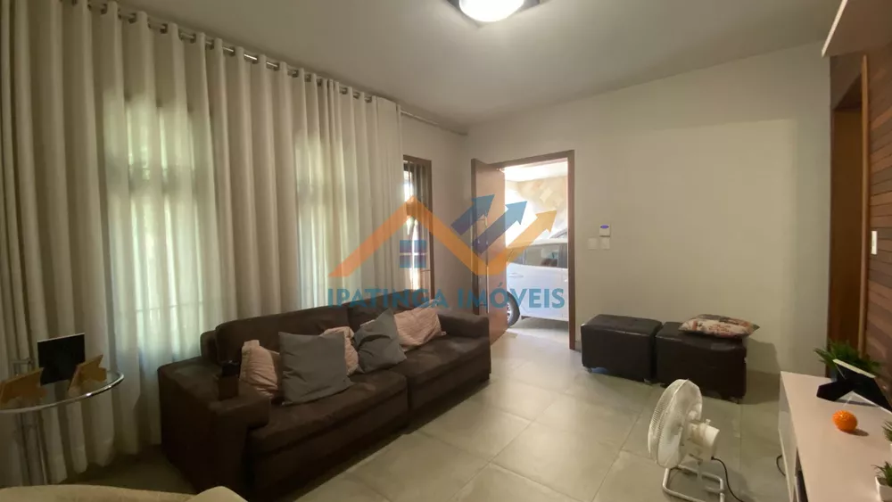 Casa à venda com 4 quartos, 250m² - Foto 2