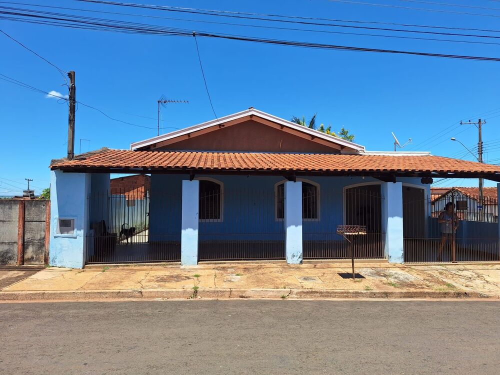Casa à venda com 3 quartos, 215m² - Foto 1