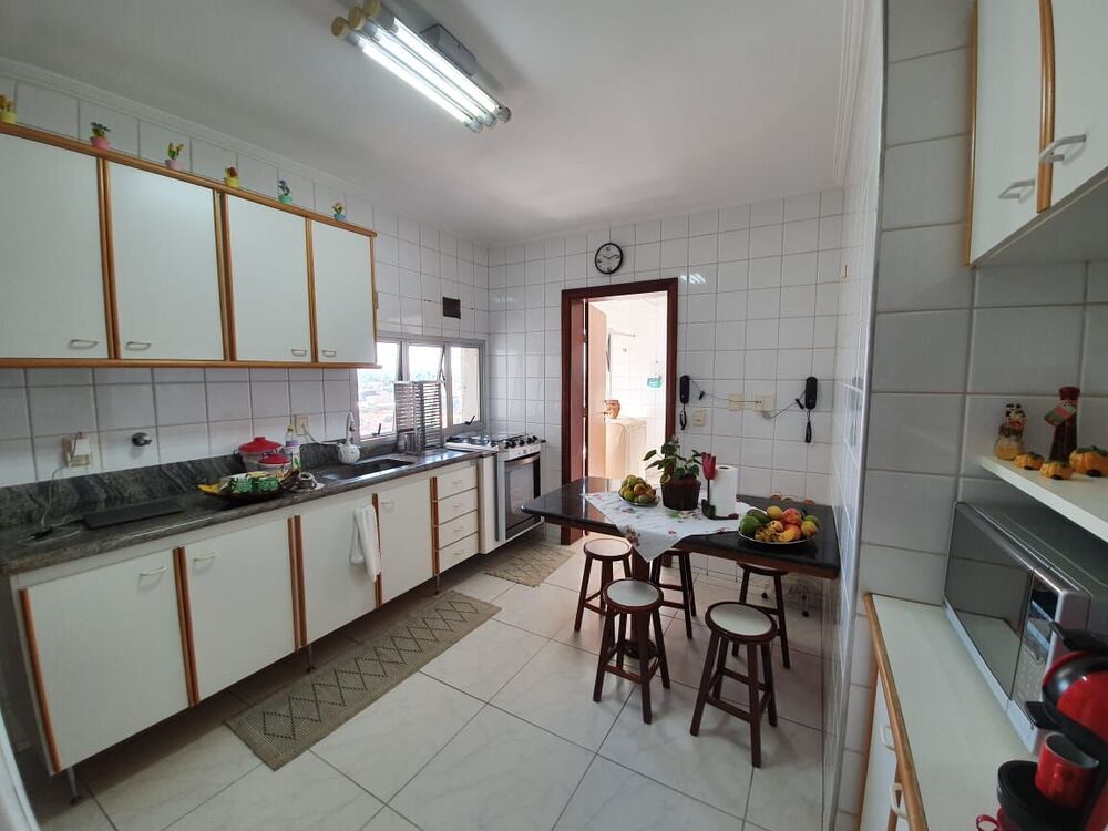 Apartamento à venda com 3 quartos, 170m² - Foto 2