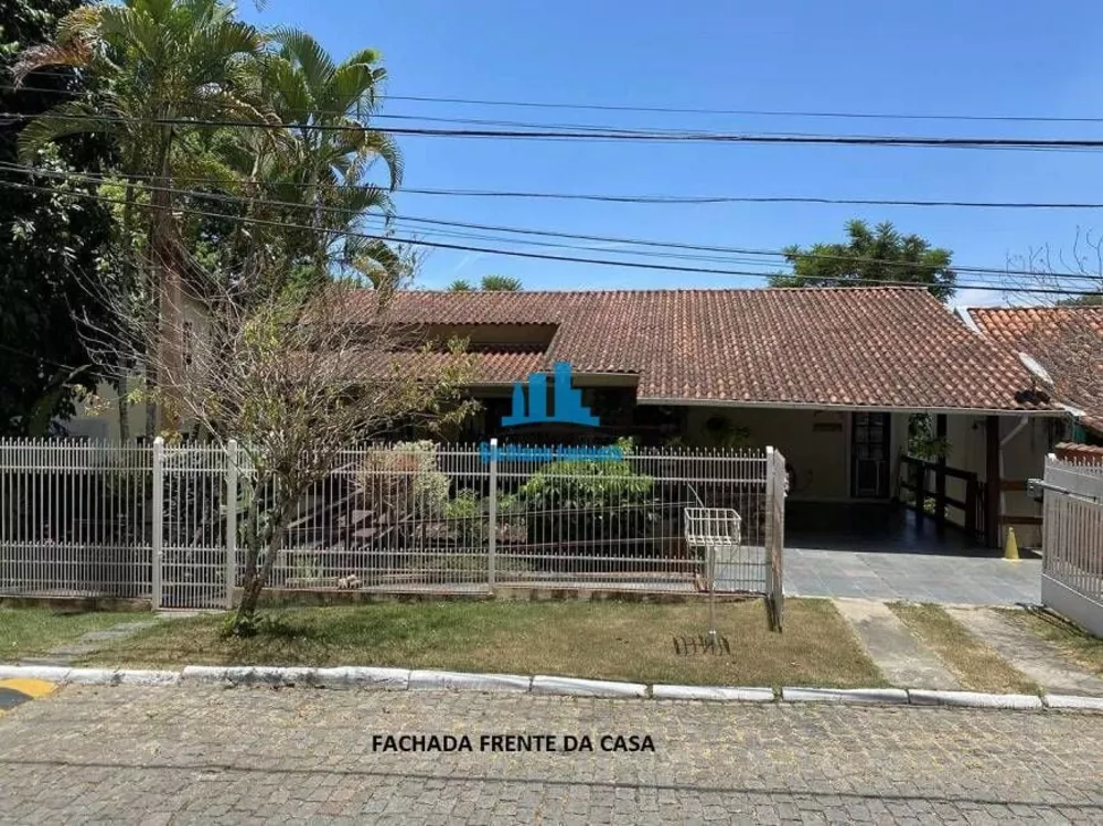 Casa à venda com 5 quartos, 220m² - Foto 1