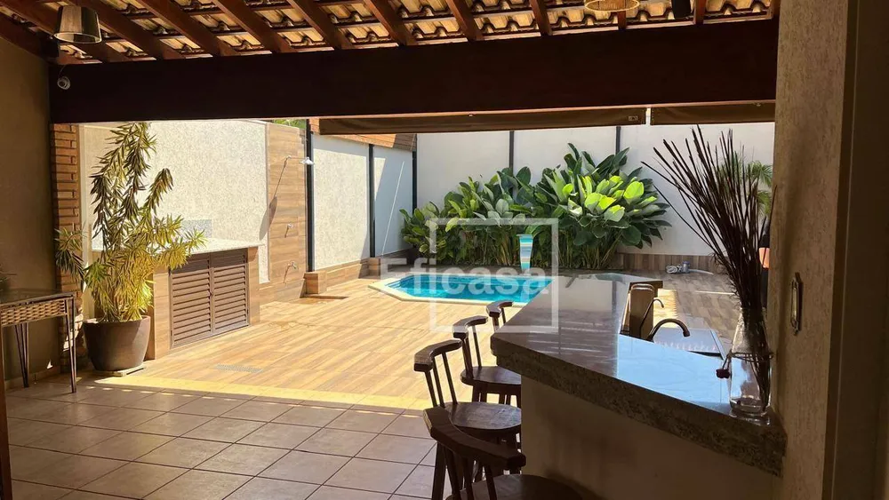 Casa, 3 quartos, 236 m² - Foto 1