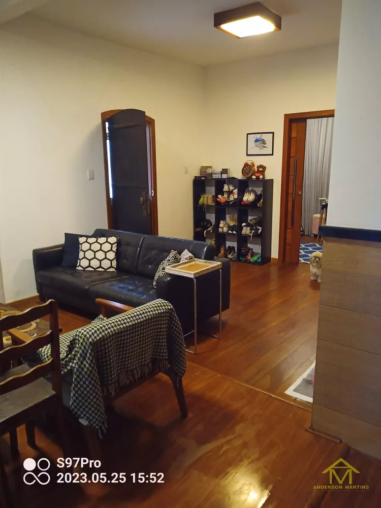 Casa à venda com 4 quartos, 270m² - Foto 1