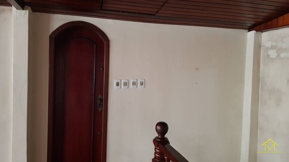 Casa à venda com 5 quartos, 200m² - Foto 1