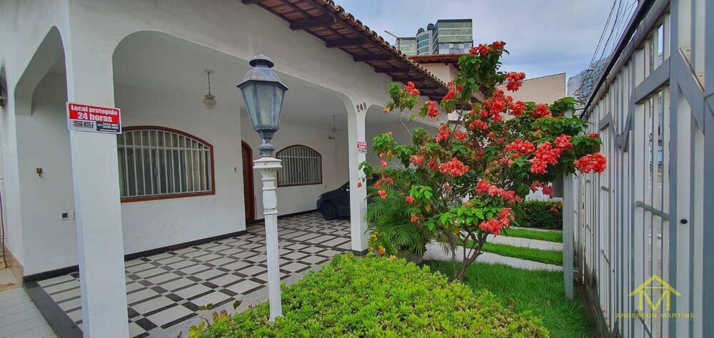 Casa à venda com 5 quartos, 300m² - Foto 1