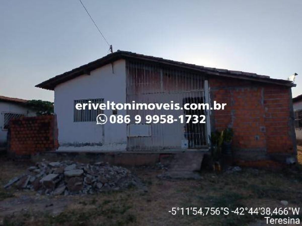 Casa à venda com 3 quartos, 60m² - Foto 1