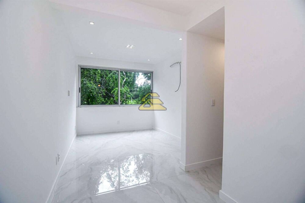 Apartamento à venda com 2 quartos, 64m² - Foto 1