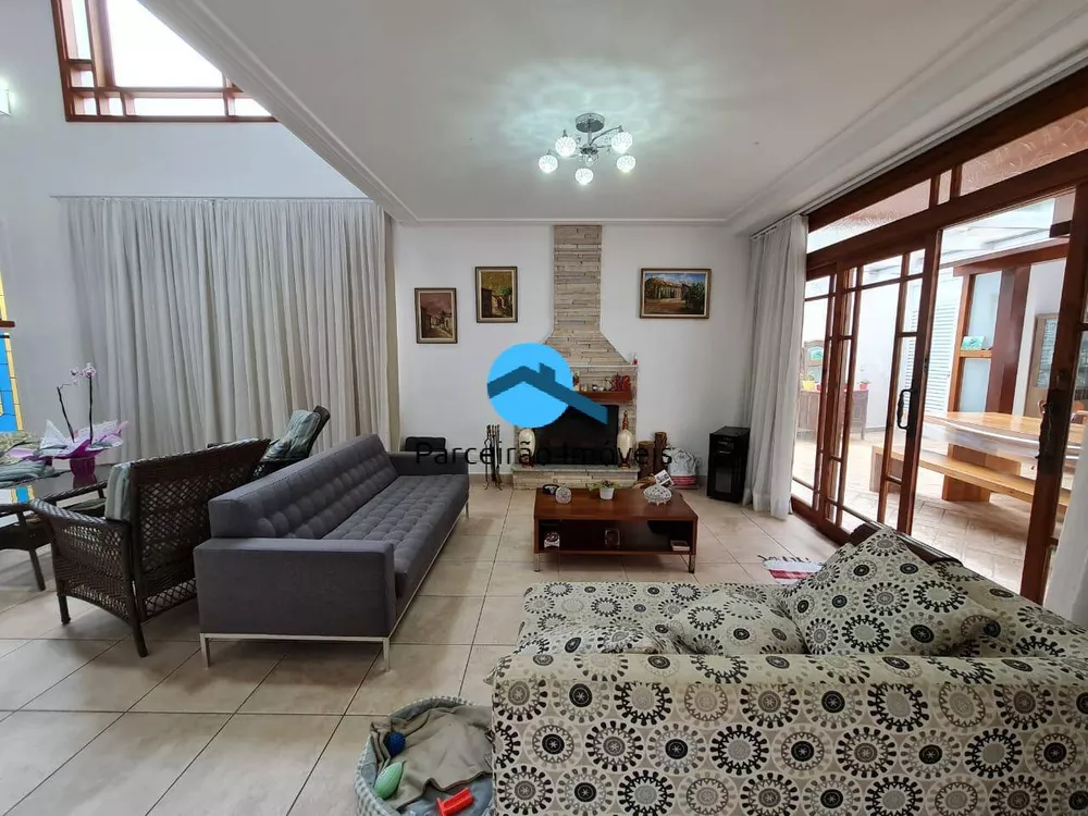 Casa de Condomínio à venda com 4 quartos, 480m² - Foto 1