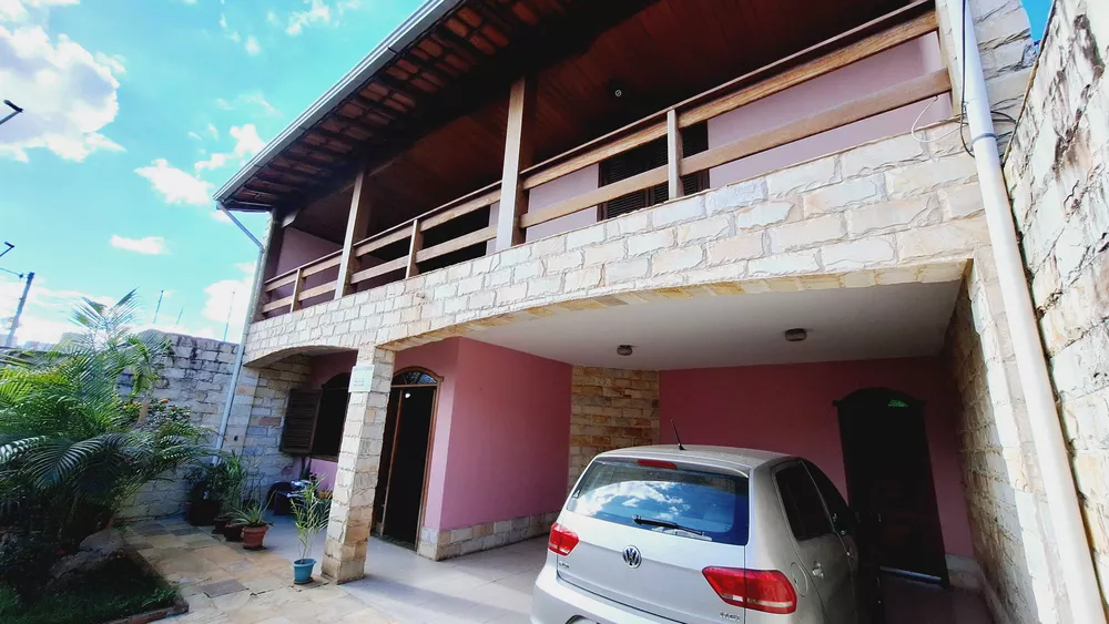 Casa à venda com 4 quartos, 299m² - Foto 1