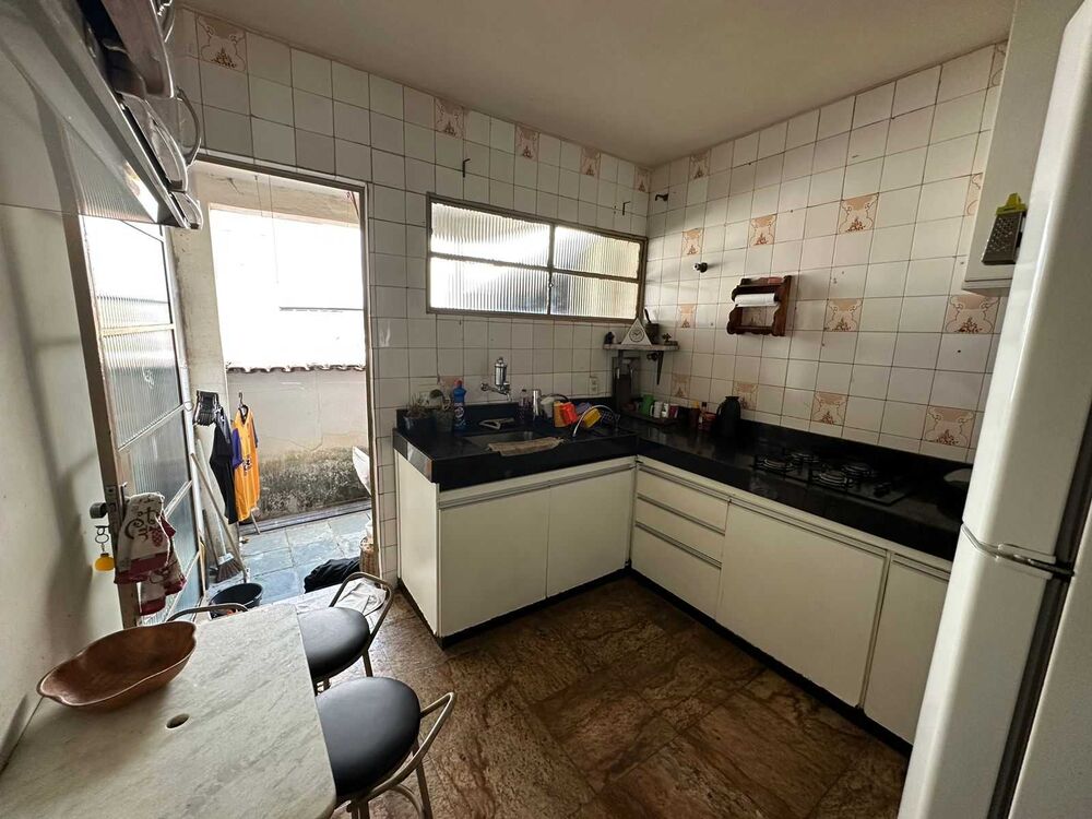 Casa à venda com 4 quartos, 186m² - Foto 2