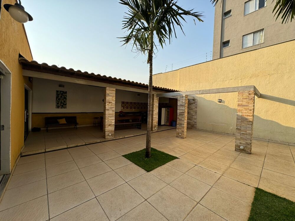 Casa à venda com 4 quartos, 309m² - Foto 1