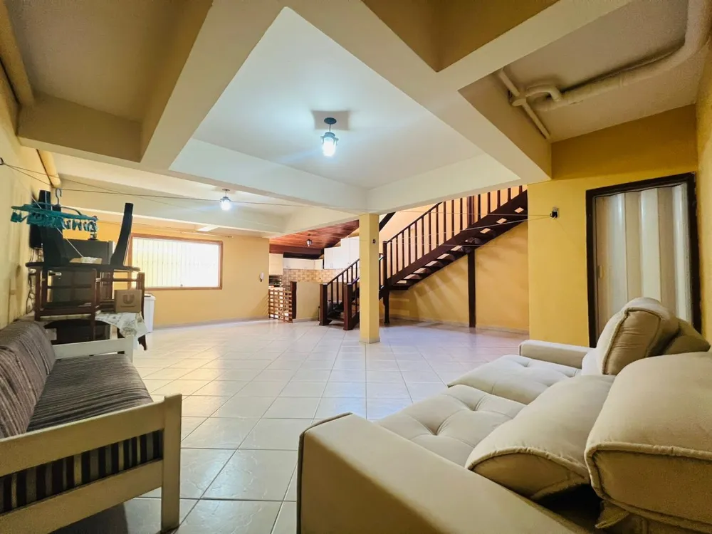 Casa, 3 quartos, 210 m² - Foto 1