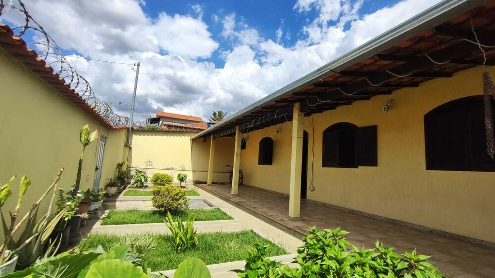 Casa à venda com 3 quartos, 360m² - Foto 1