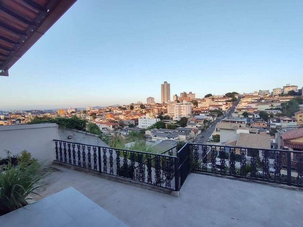 Casa à venda com 4 quartos, 117m² - Foto 1