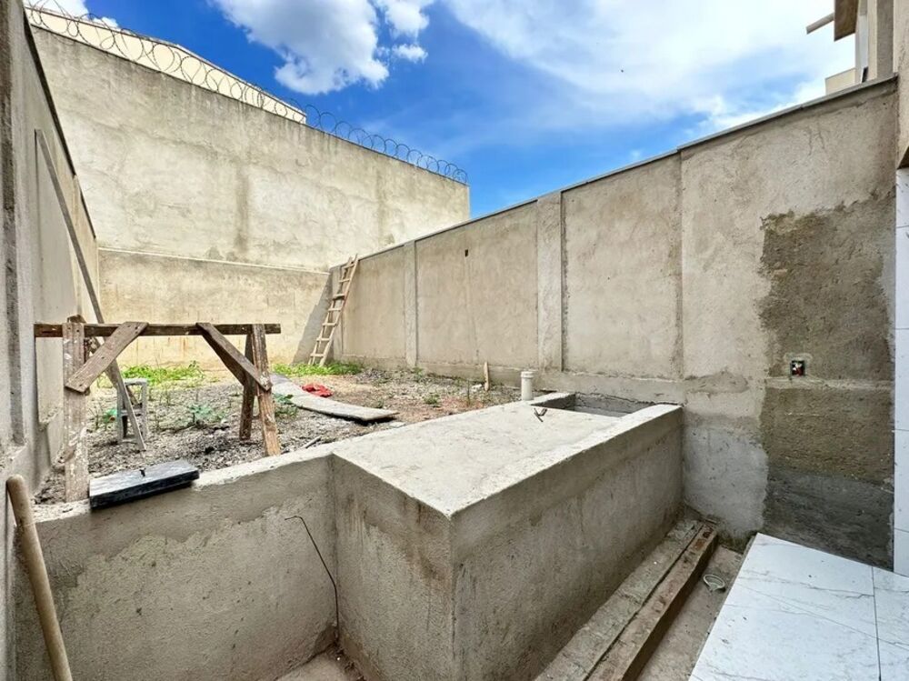 Casa à venda com 3 quartos, 111m² - Foto 2