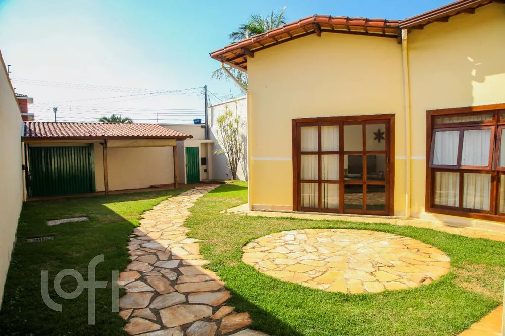 Casa à venda com 3 quartos, 160m² - Foto 1