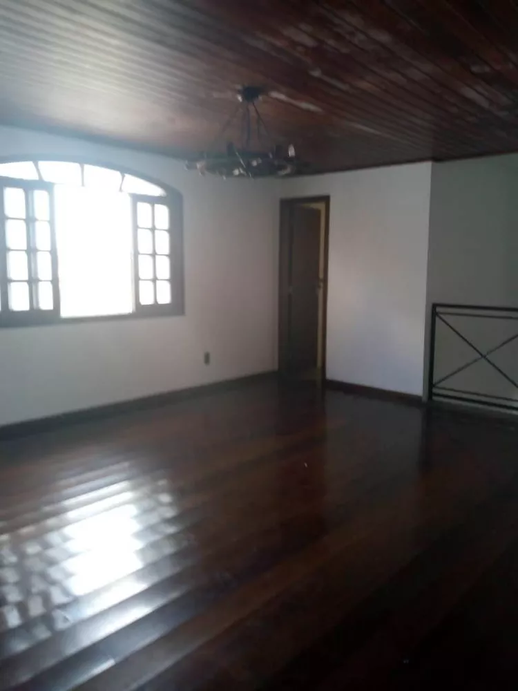 Casa à venda com 3 quartos, 420m² - Foto 2