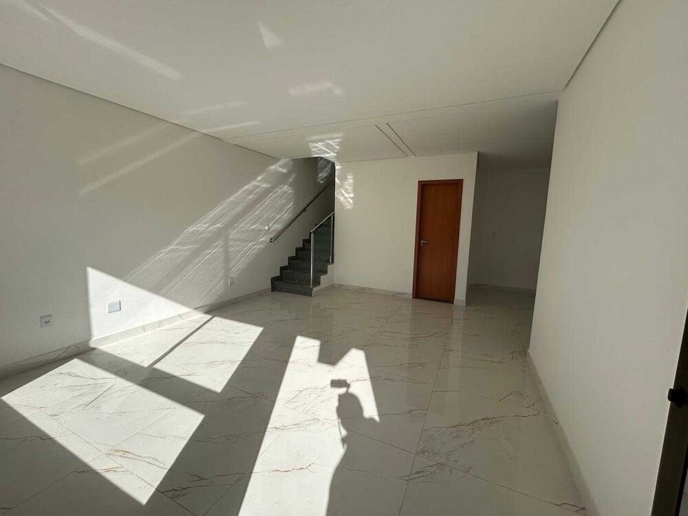 Casa à venda com 3 quartos, 156m² - Foto 2