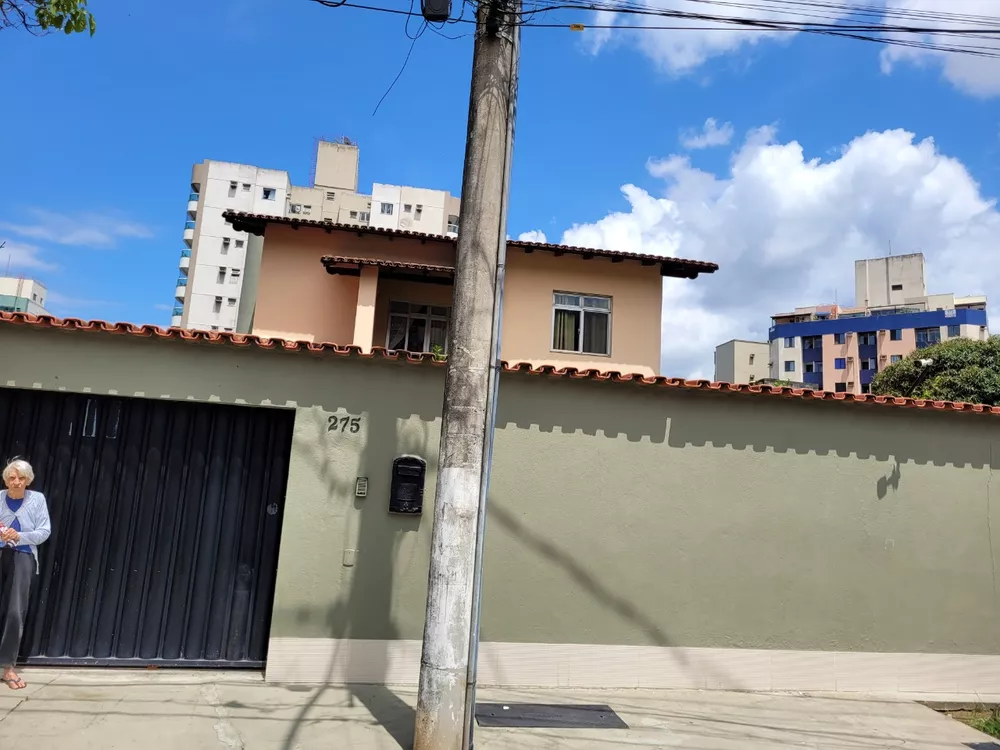 Casa à venda com 5 quartos, 240m² - Foto 11