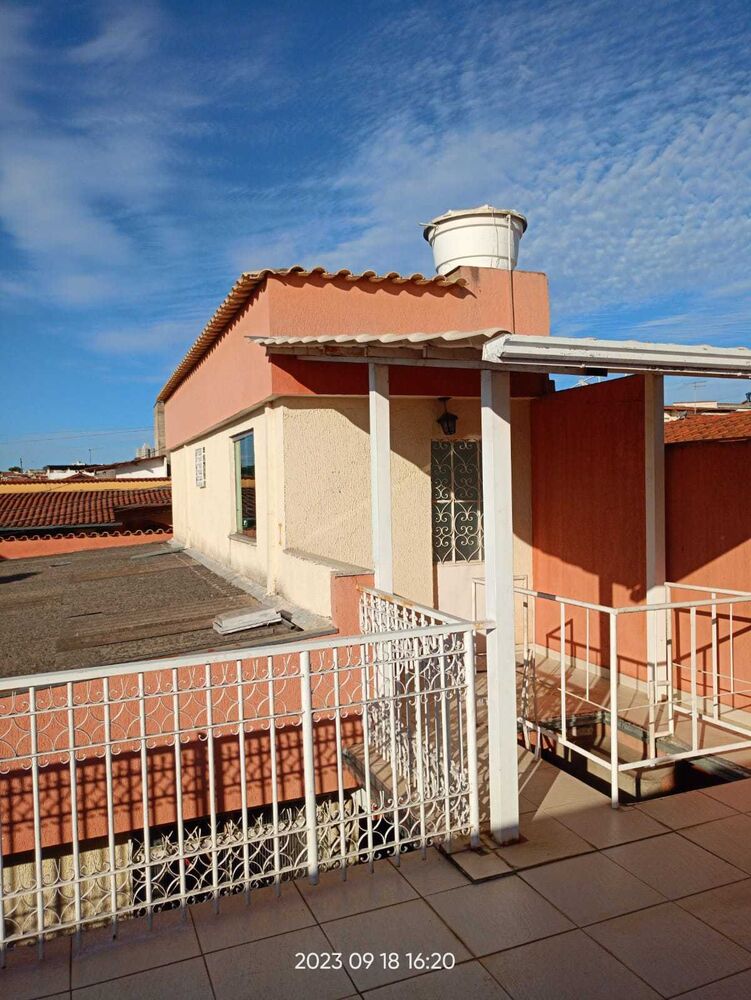 Casa à venda com 6 quartos, 320m² - Foto 2