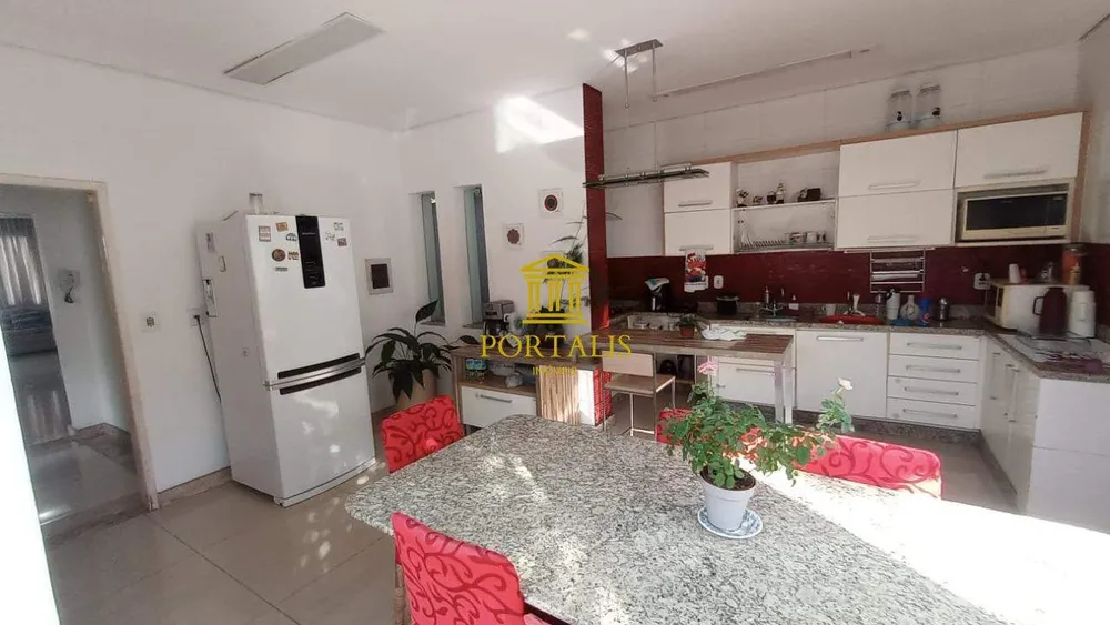 Casa, 4 quartos, 180 m² - Foto 1