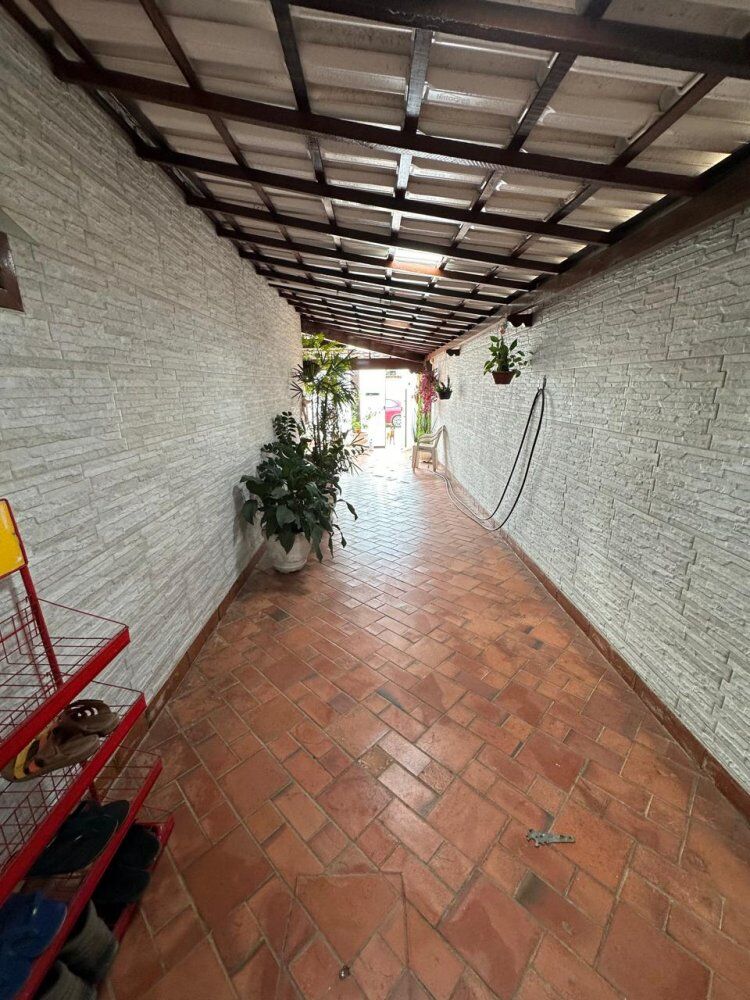 Casa à venda com 3 quartos, 250m² - Foto 3