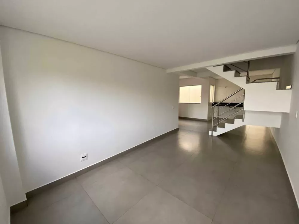 Casa à venda com 3 quartos, 135m² - Foto 2