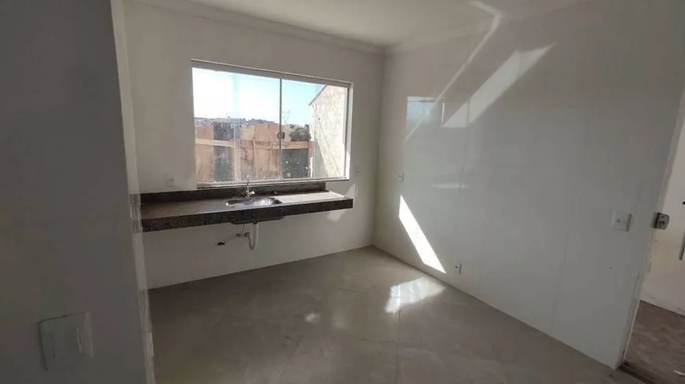 Casa à venda com 3 quartos, 72m² - Foto 4