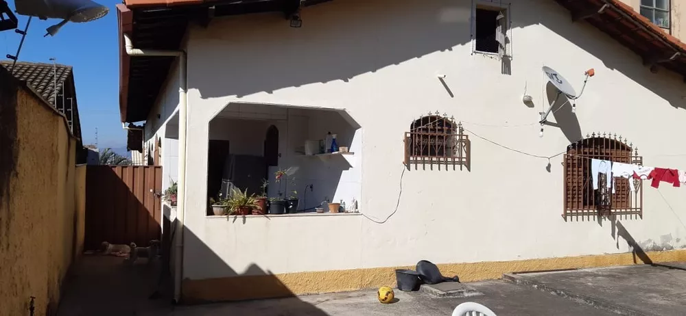 Casa à venda com 3 quartos, 200m² - Foto 2