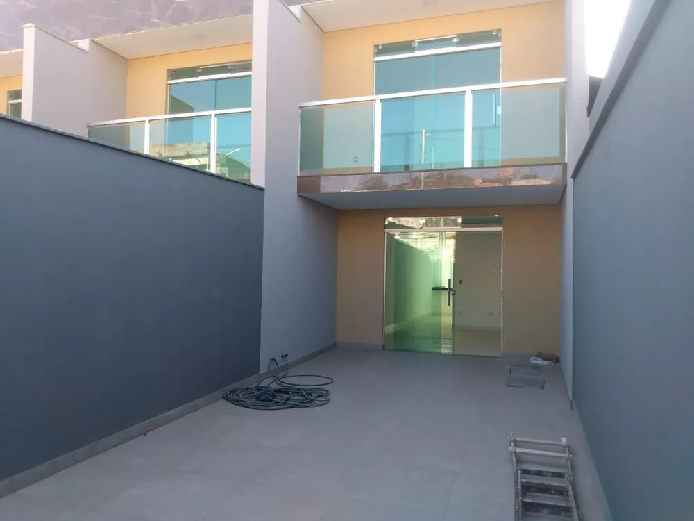 Casa à venda com 3 quartos, 110m² - Foto 1