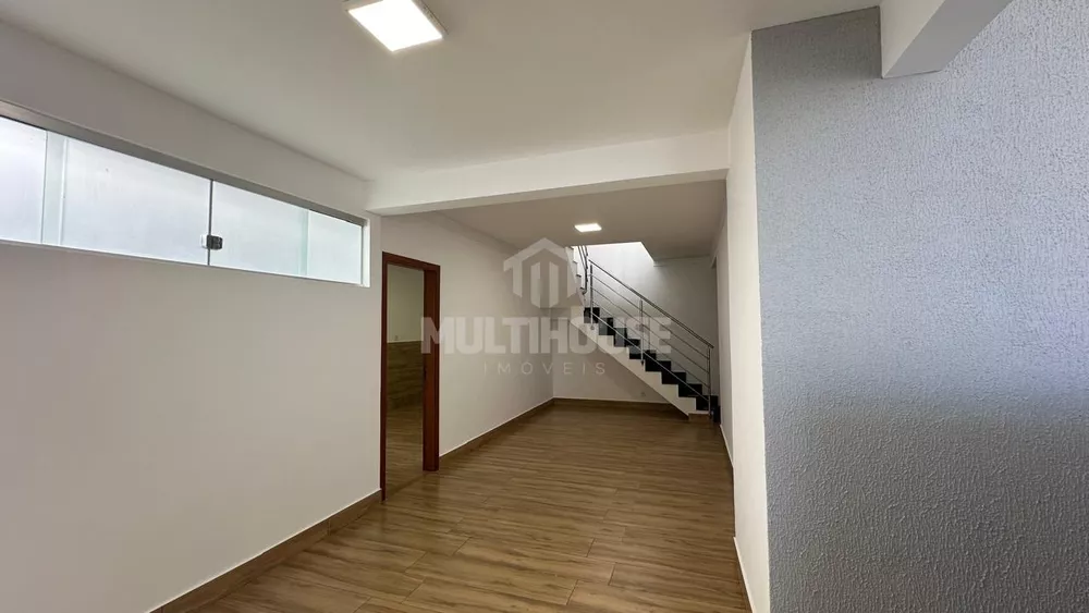 Casa à venda com 4 quartos, 240m² - Foto 1