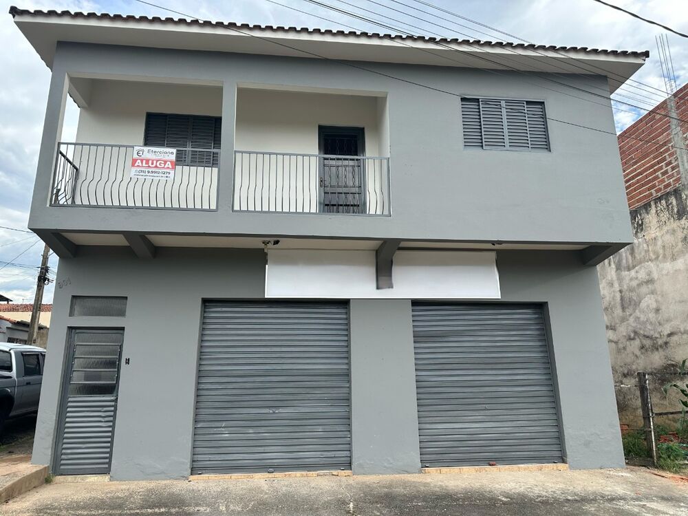 Casa para alugar com 4 quartos, 106m² - Foto 1