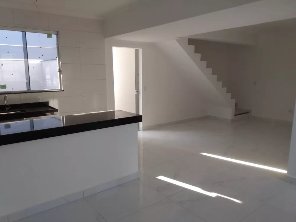 Casa à venda com 3 quartos, 112m² - Foto 1