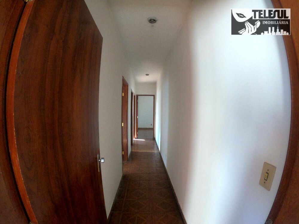 Casa à venda com 3 quartos, 224m² - Foto 4