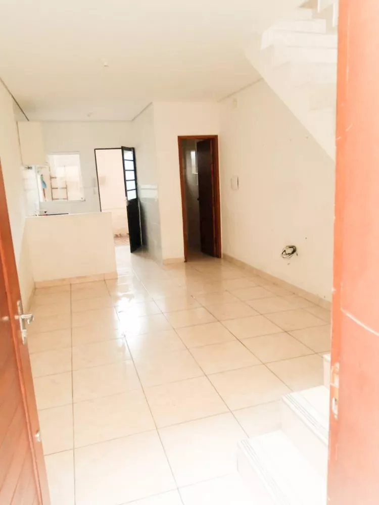 Casa à venda com 2 quartos, 60m² - Foto 2