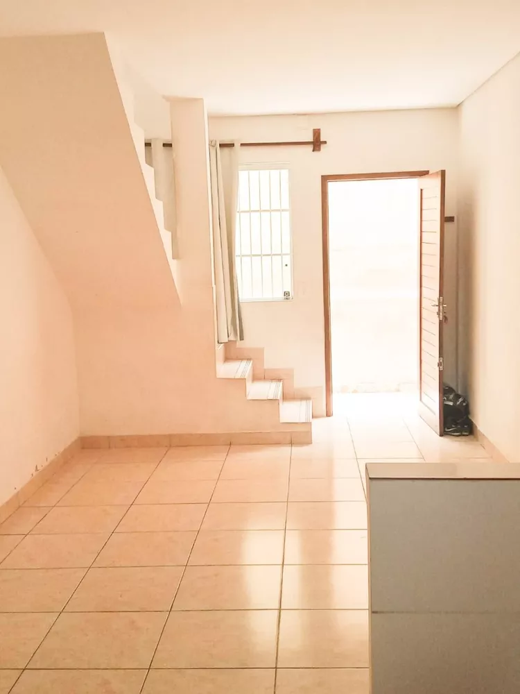 Casa à venda com 2 quartos, 60m² - Foto 1