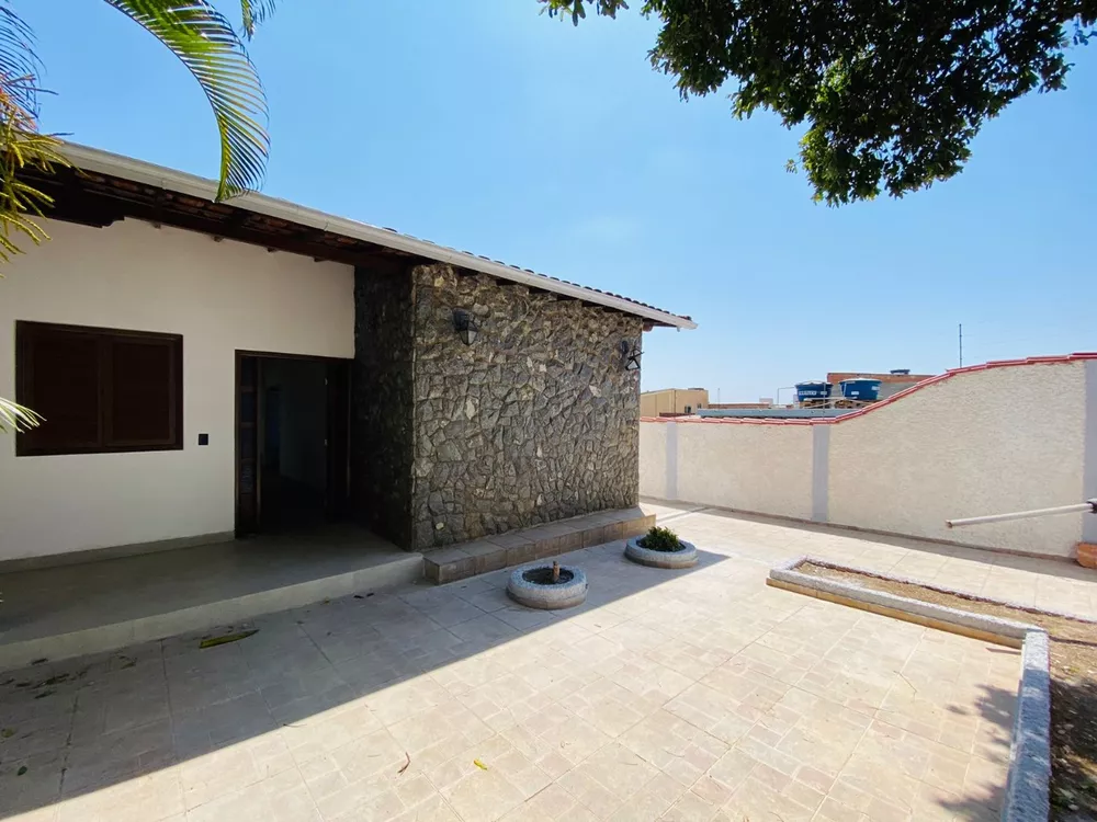 Casa à venda com 3 quartos, 360m² - Foto 1