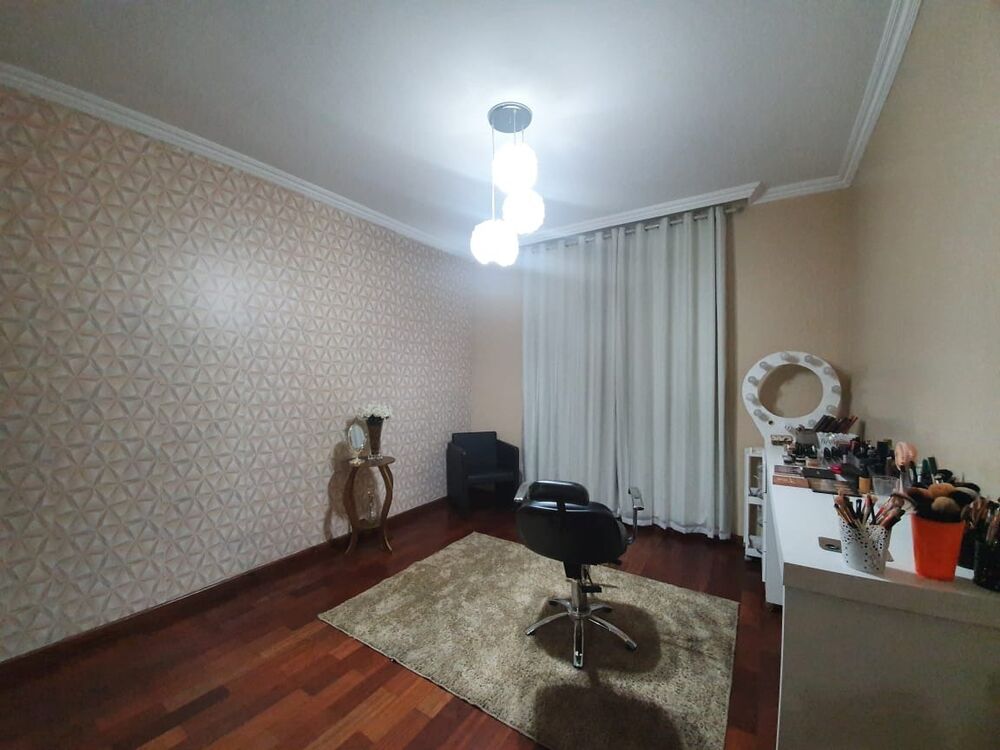 Casa à venda com 4 quartos, 294m² - Foto 2