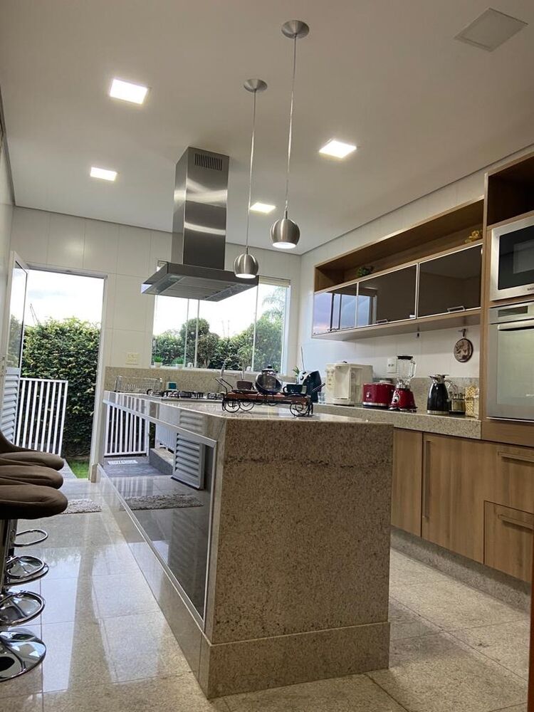 Casa à venda com 4 quartos, 290m² - Foto 2