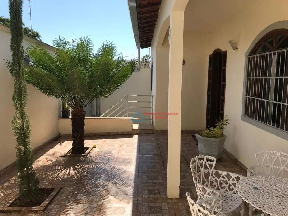 Casa à venda com 4 quartos, 360m² - Foto 1