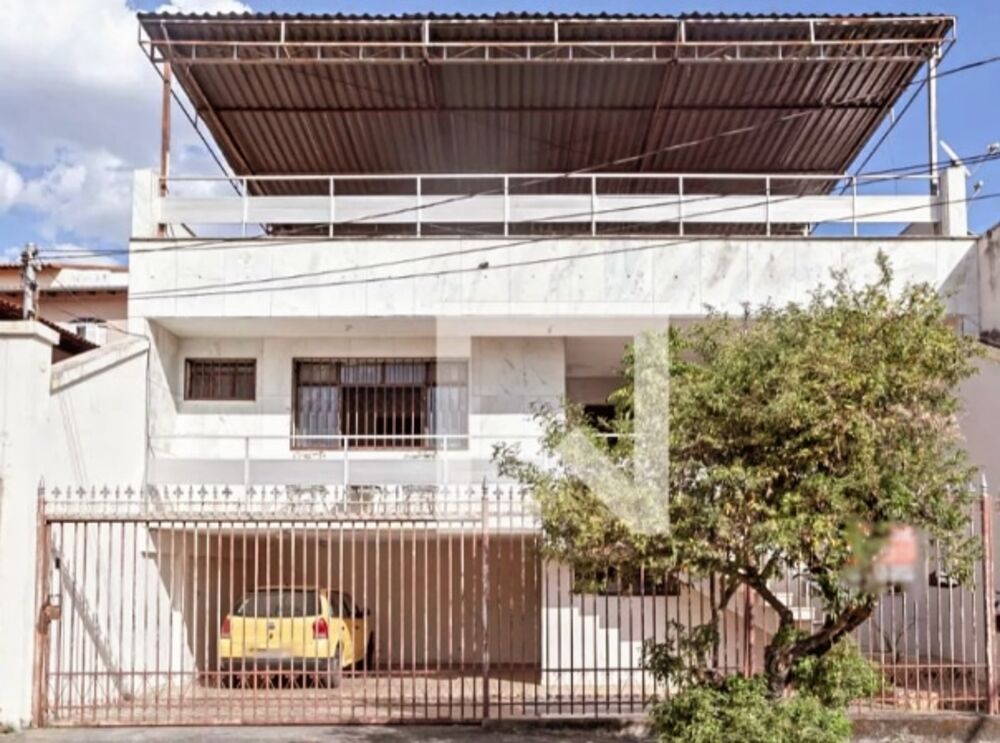 Casa à venda com 4 quartos, 246m² - Foto 1