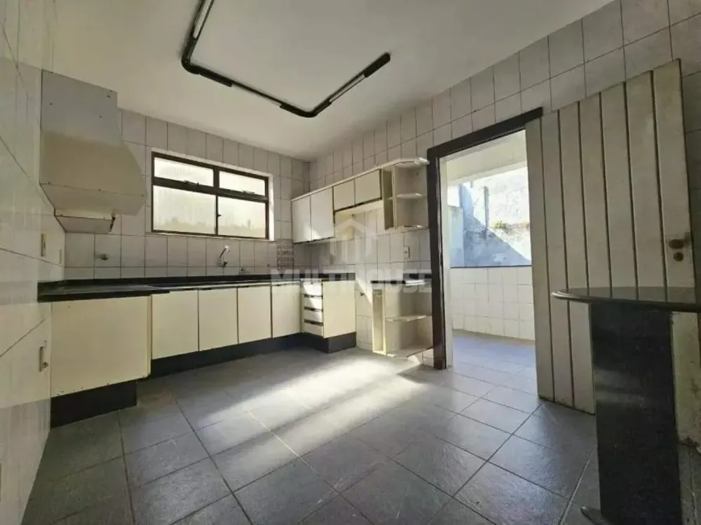 Casa, 5 quartos, 330 m² - Foto 1