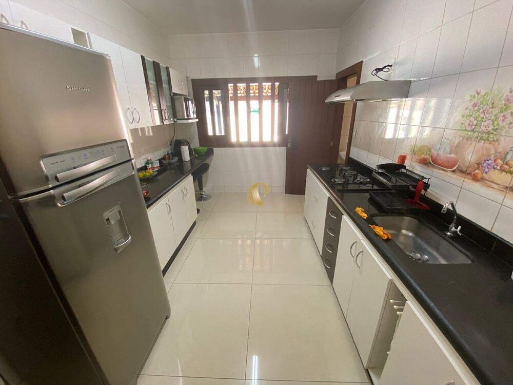 Casa à venda com 3 quartos, 240m² - Foto 1