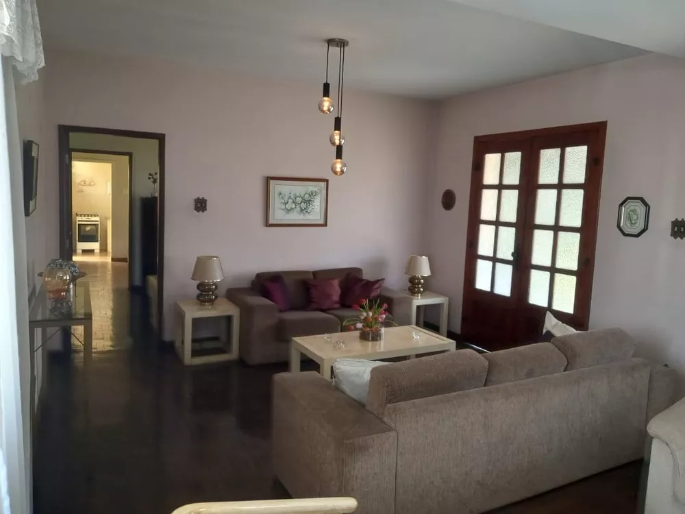 Casa à venda com 3 quartos, 194m² - Foto 1