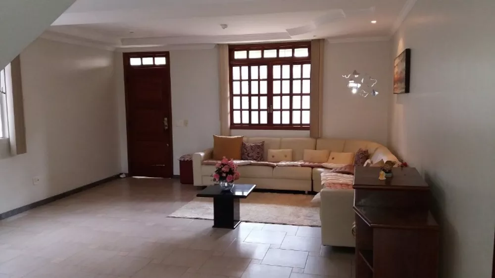 Casa à venda com 4 quartos, 254m² - Foto 1