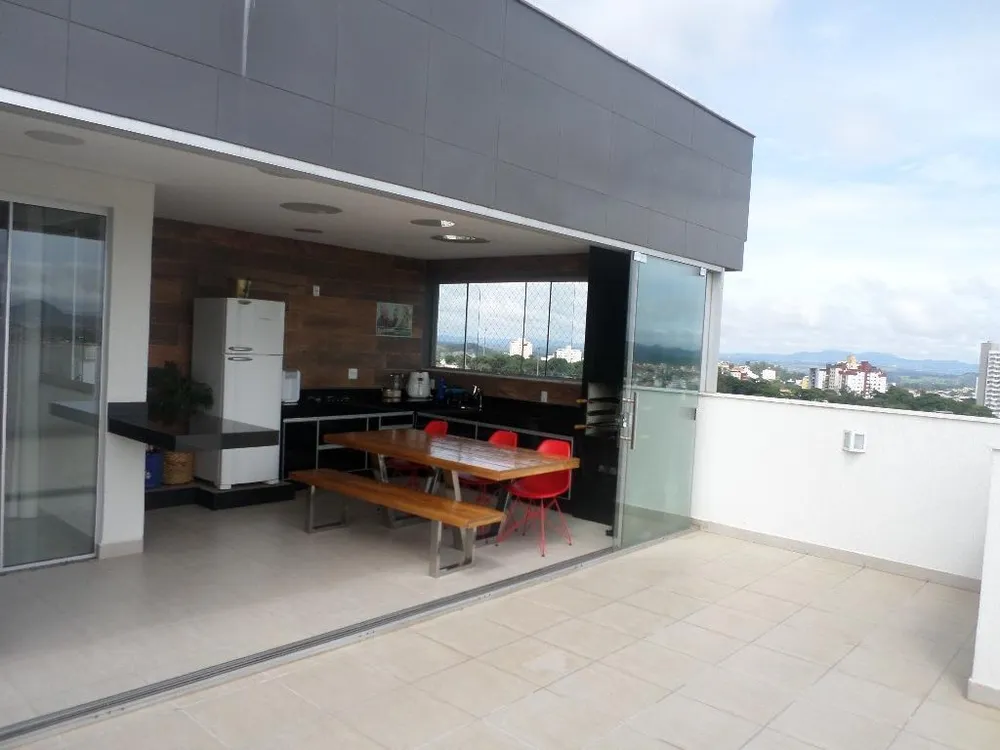 Cobertura, 3 quartos, 214 m² - Foto 1