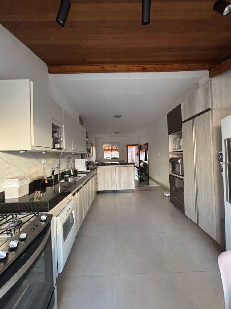 Casa à venda com 2 quartos, 140m² - Foto 1