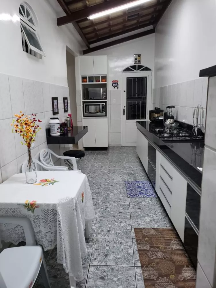 Casa à venda com 4 quartos, 120m² - Foto 1