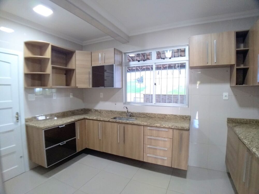 Casa à venda com 3 quartos, 360m² - Foto 2